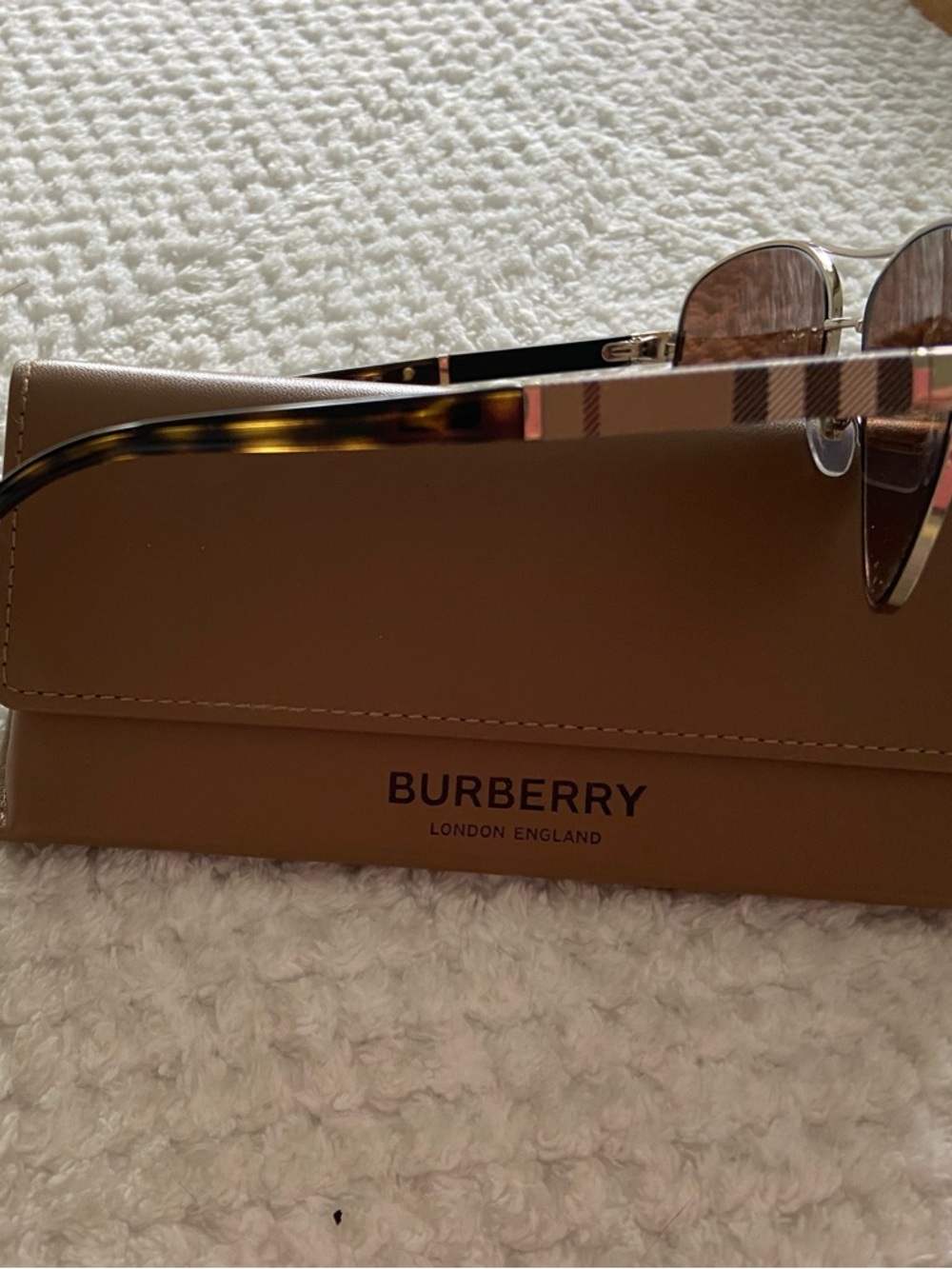 Burberry Gold Frame with Brown Lenses no scratches never worn authentic B - Picture 4 of 4